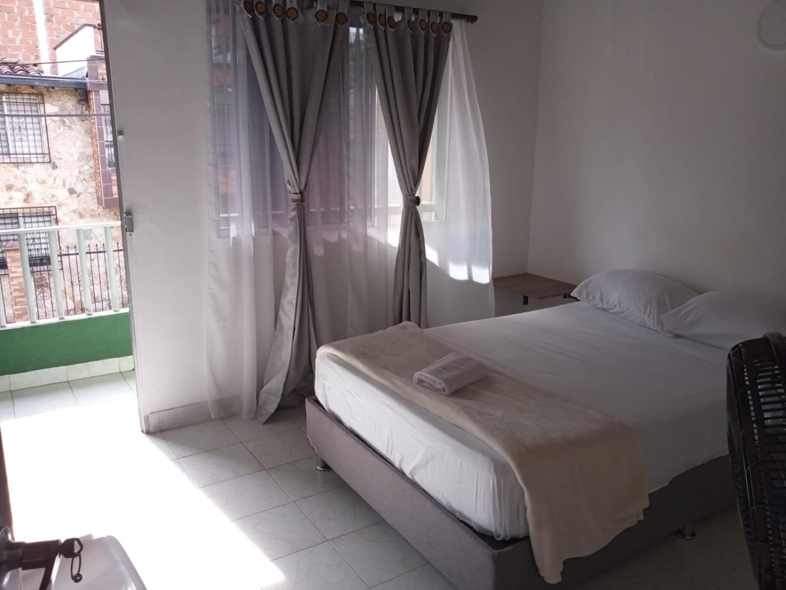מדיין Road Living Home מראה חיצוני תמונה